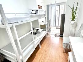 Casa Râgés - Condo Style, Studio Type Room in Lancaster New City Zone 1, guest house in Imus