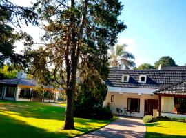 Viesnīca HERMOSA CASA EN BARRIO CERRADO, A 30 KM DE LA CIUDAD DE BUENOS AIRES Y 10 KM. DEL AEROPUERTO INTERNACIONAL DE EZEIZA pilsētā Eseisa