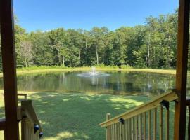 Serene 1BR Cabin near NC Z00 with Loft & Waterview, hotel in Asheboro