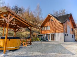 Montain Wild Chalet with Wooden Hot Tub, hotel amb aparcament 