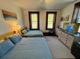 Private Bedroom Suite 1 in Spacious House with City Views, hospedagem domiciliar em Cincinnati
