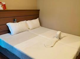 Samal sands and shores beach resort and restaurant, Hotel in Magamomo