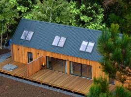 Forest Corner Luxury Home with Hot Tub, hotel with parking in North Ballachulish