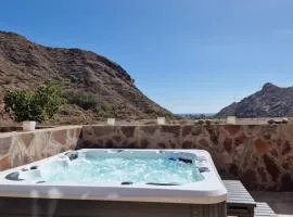 Amazing cozy Villa Hugo Tauro with Jacuzzi, Pool, Wi-Fi