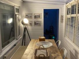 Shoreline hideaway - next to the beach, holiday home in Holland-on-Sea