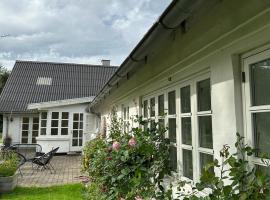 Charmerende landsted med privat skov, apartment in Bjergby