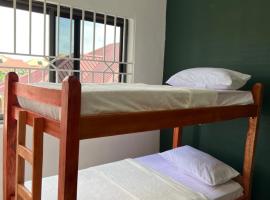 Serene Hostel, rum i privatbostad i Aboman