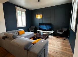 Maison chaleureuse avec jardin、ブールジュのヴィラ