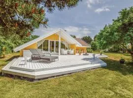 Three-Bedroom Holiday Home In Skalskor