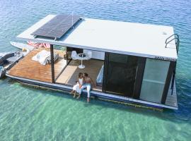 oasis noosa - luxury floating eco villas, barco em Noosa Heads