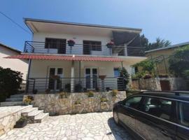 Small apartment near the beach in Gornji Karin – hotel z parkingiem w mieście Anić