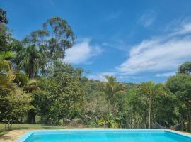 Casa de campo com piscina em condomínio., hotel em Ibiúna