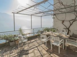 Giuliano's House - Amazing Lake View by Rent All Como, hotel en Laglio