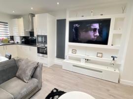 UPPAMOST London luxury home 2, villa in Dagenham