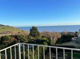 Stunning Charmouth Property with Bay views!, hotel in Charmouth