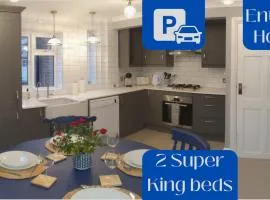 Pinewood Studios, Iver near Heathrow and Windsor XL 75sqm 2 King Bed Flat with 2 Parking Spaces