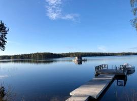 Luxury Lakeside Villa, hytte i Katrineholm