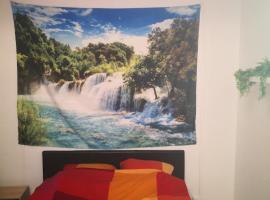 un lit double dans une chambre et un lit simple dans une autre Appartement de 3 chambres en colocation à proximité du centre ville, camping en Toulon