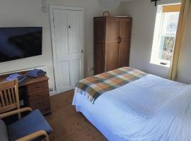 Private annex to Victorian villa, with kitchen and Free parking, Hotel in Todmorden