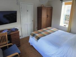 Private annex to Victorian villa, with kitchen and Free parking, golf hotel in Todmorden