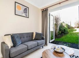 Pass the Keys Cul-de-sac Charm: Terrace Home, khách sạn ở Loughton