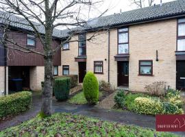 Knaphill Woking - 2 Bedroom House - With Garden, Hotel in Brookwood