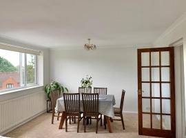 Stratford upon Avon: 2 bed town centre apartment, parking for one car, hotel económico en Stratford-upon-Avon