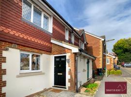 Knaphill, Woking - 3 Bed House - With Garden, hotel in Brookwood
