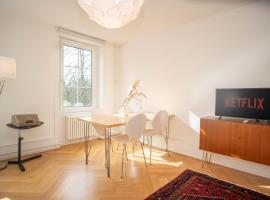 Spacious apartment next to park with free BaselCard, Ferienunterkunft in Basel