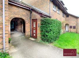 Wokingham - 2 Bedroom Maisonette - With Parking, hotel em Wokingham