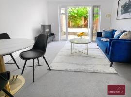 Twyford - Modern 2 Bedroom House - Garden and Parking, vacation rental in Twyford