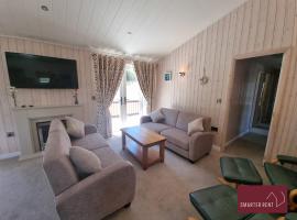 Milford on Sea - 4 Bedroom Lodge in Shorefield Country Park, hotel in Milford on Sea