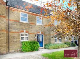 Woking - 2 Bedroom House - Parking, Hotel in Brookwood