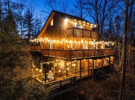 The Family Stone Luxe Cabin Sleeps 12 Hot tub Dogfriendly Dollywood, fjallaskáli í Pigeon Forge