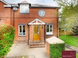 Farnborough - Peel Court - 2 Bed Parking & Garden