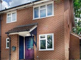 Lightwater - 1 Bedroom House - With Parking, hotelli kohteessa Bagshot