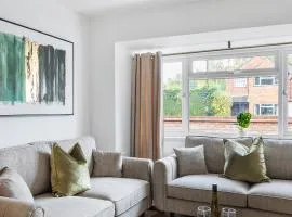 Woking -Garden Driveway Parking 4Bed