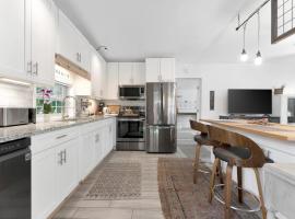 Unplug & Reconnect - The Ultimate Family Friendly Escape With Private Pool, hotel in Largo