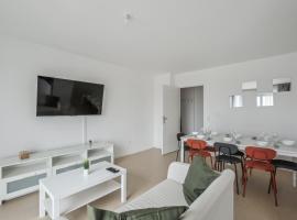 Chic and spacious apart with parking, departamento en Cergy