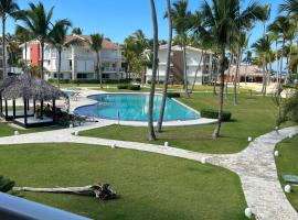 Bello y cómodo apartamento, frente al mar, hotel with pools in Punta Cana