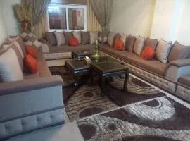 شقه مفروشه مع حديقه اربد بجانب فندق فلامنجو ومدارس دار العلوم