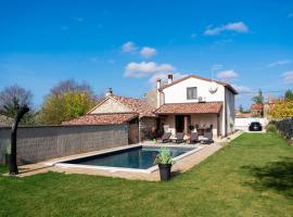 Beautiful Villa Casa Noemi with pool in Porec – domek wiejski w mieście Stifanići
