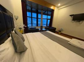 Hotel Hadimba Inn - A Luxury Stay , Managed By The Four Season, Close to Manali Mall Road, hotel in Manāli
