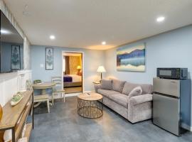 North Conway Condo with Pool Access 2 Mi to Skiing, хотел в Норт Конуей