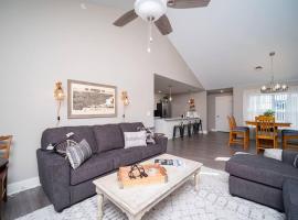 Charming Condo in Bettendorf, hotel u gradu 'Bettendorf'