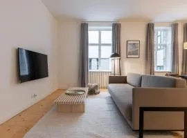 Stunning 5 BR Apartment by The Lakes