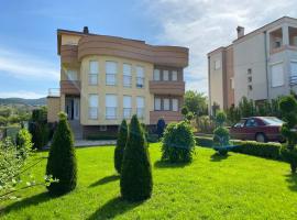 Luxury private House, near center, hytte i Pristina