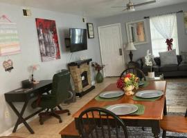 Lovely indoor FPL w/ BBQ / FIREPIT near FSU & FAMU, apartamento em Tallahassee