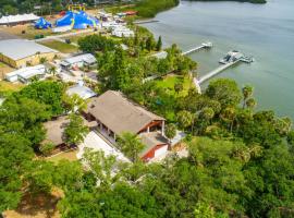 Tampa Bay Getaway with Pool & Boat, hotel in Riverview