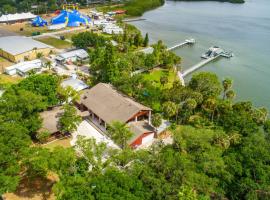 Tampa Bay Getaway with Pool & Boat, hotell sihtkohas Riverview